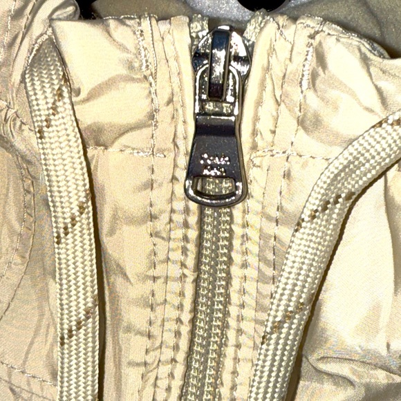 Calvin Klein Men’s Raincoat Jacket Sz M Hooded Beige Full Zip Two Pockets - Picture 3 of 13